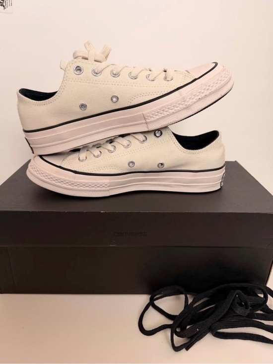 Converse Shoes - Converse x Dover Street Market (DSM) Collab RARE
Men’s Size 6 / Women’s Size 8